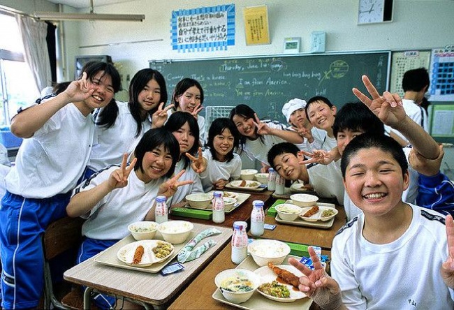 ครูนักเรียนทานอาหารเที่ยงพร้อมหน้าพร้อมตา