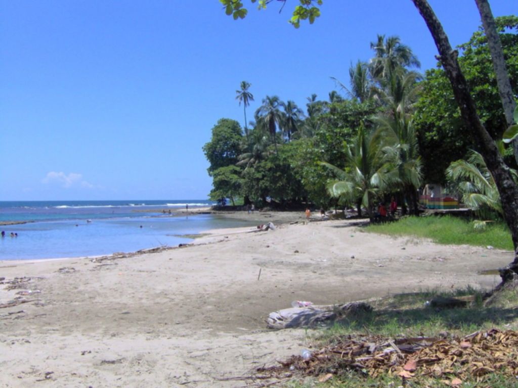 costa-rica-beach-in-limon-1-1371463-1280x960