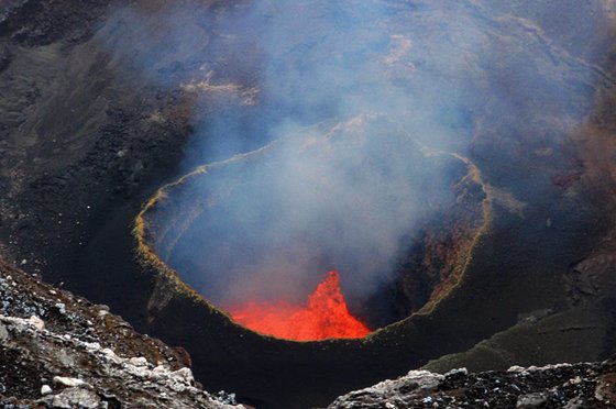 ภูเขาไฟบนเกาะแอมบริด ประเทศวานัวตู