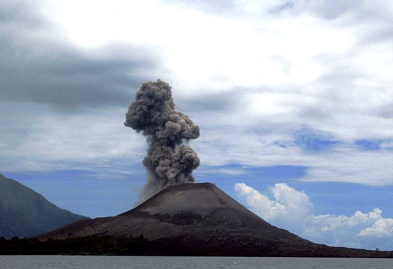 ภูเขาไฟกรากะตัว ประเทศอินโดนีเซีย