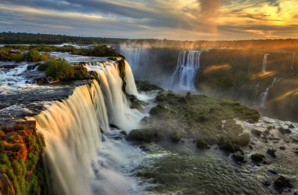 อิกัวซู  (Iguazu Falls) พรมแดนระหว่างอาร์เจนตินาและบราซิล