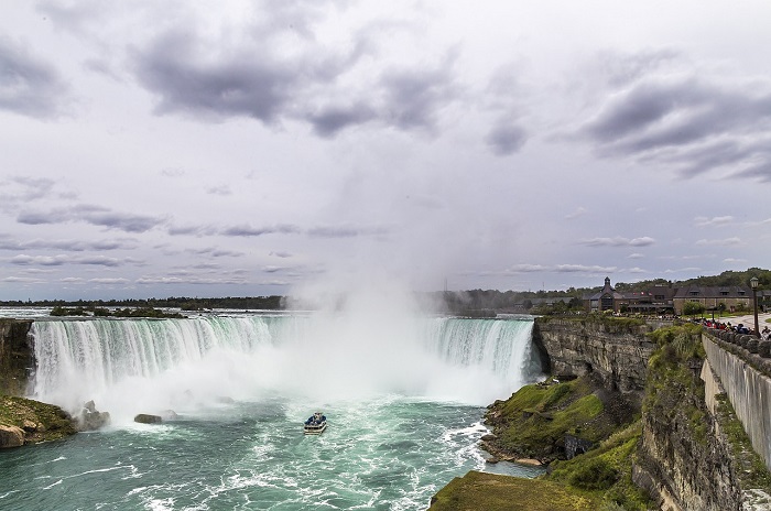 น้ำตกไนแองกาล่า (Niagara Falls) พรมแดงระหว่าง แคนาดา และ สหรัฐอเมริกา