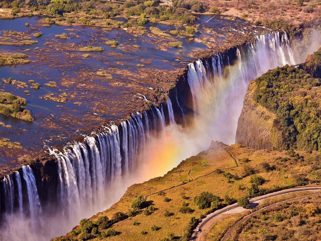 น้ำตกวิคเตอเรีย (Victoria Falls) พรมแดนประเทศแซมเบียและซิมบับเว่
