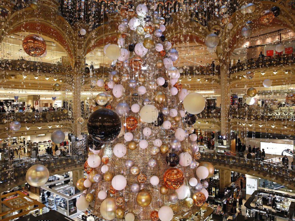 galeries-lafayette-christmas-tree-gettyimages-502333836