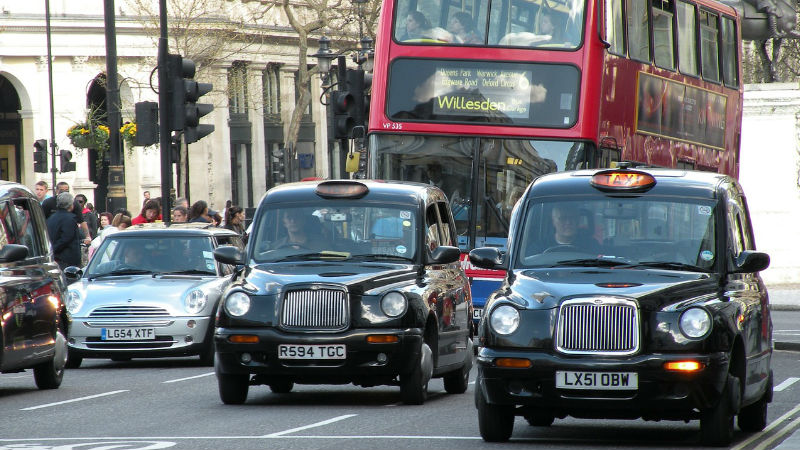 แท็กซี่ในลอนดอน กฏหมายระบุ ต้องมีก้อนฟางติดรถเสมอ