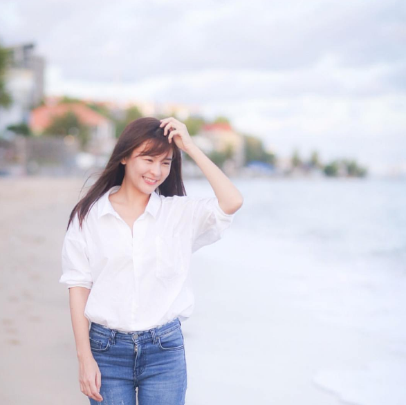 ออม สุชาร์ ลุคเสื้อขาว+กางเกงยีนส์ ในวันสบายๆริมทะเล
